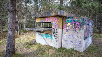 Schützenpositionen vor dem Wachgebäude der Area One