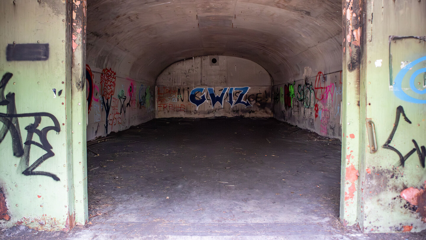 Blick in einen offenstehenden Bunker