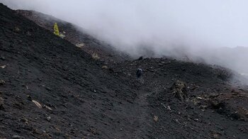 die Wanderung führt über Pfade durch den Krater des Arafo