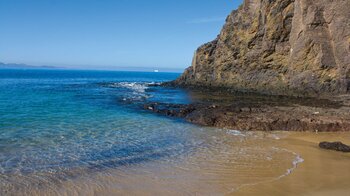 kristallklares Wasser an der Playa Mujeres auf Lanzarote