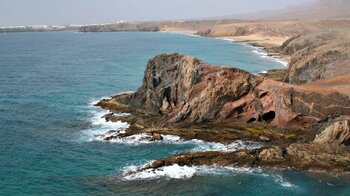der Papagayo-Felsen mit der Playa del Pozo und der Playa Mujeres im Hintergrund