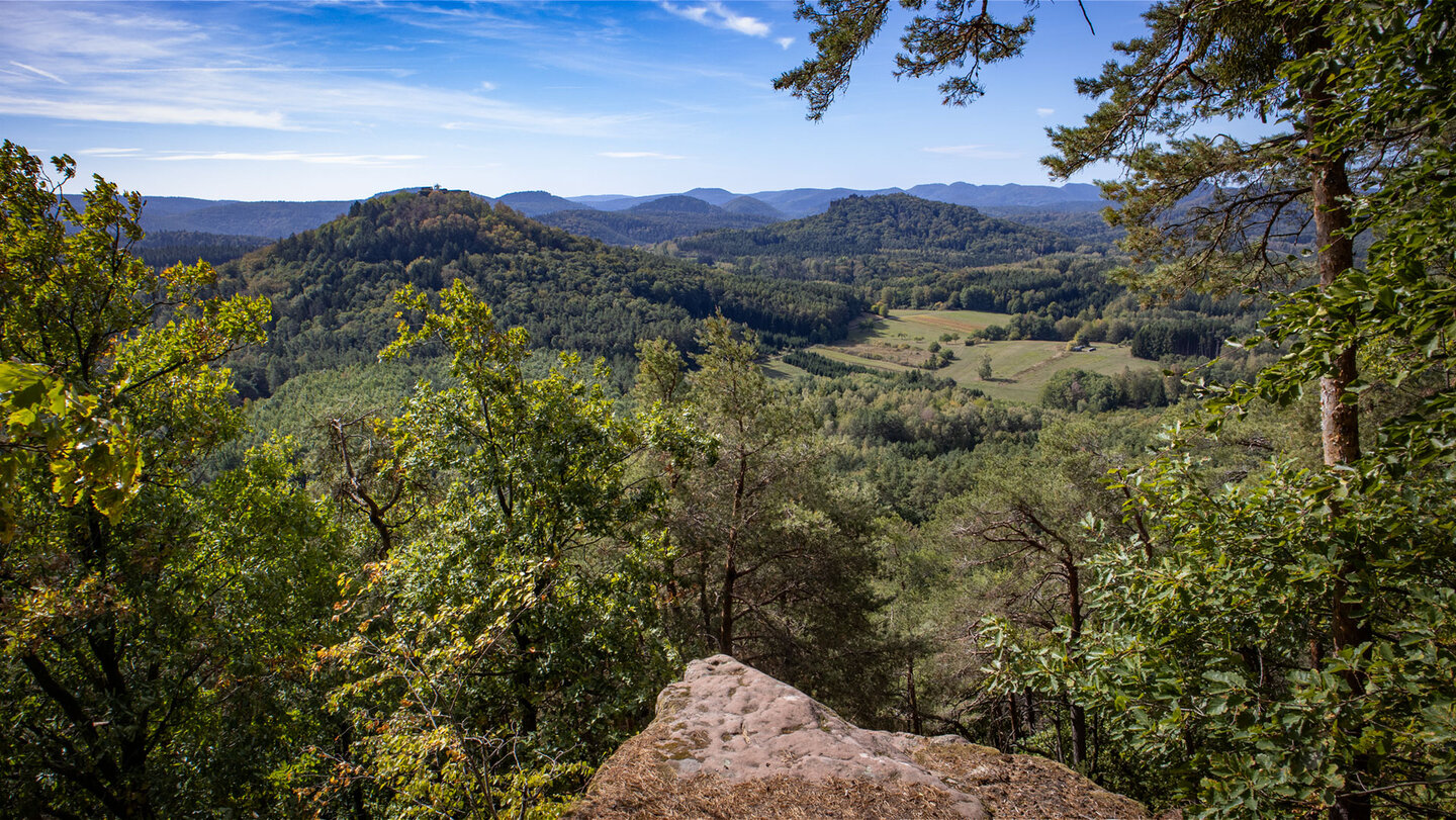 Blick vom Immersberg über das Tal zur Burgruine Lindelbrunn den Wasgaus.