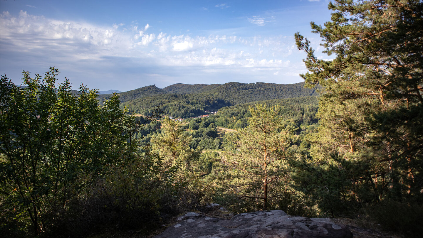 Panorama vom Nesselberg mit dem Haselstein in der Ferne.