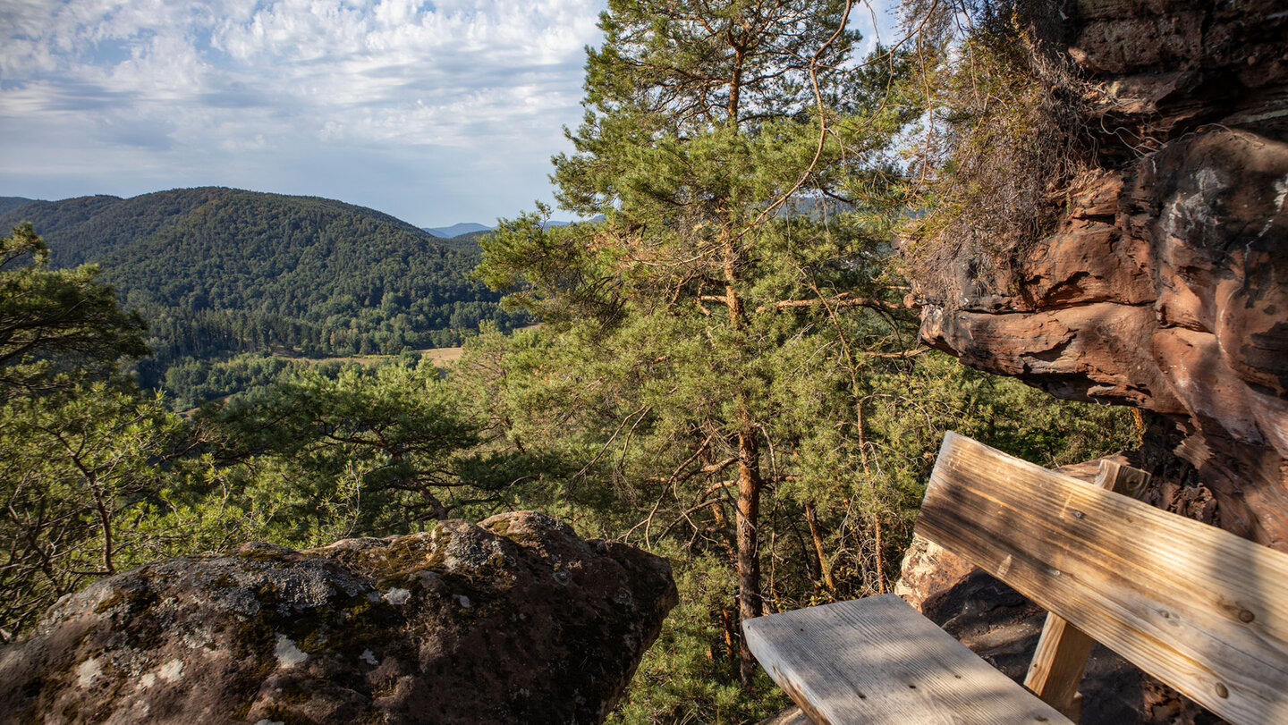 Sitzbank am Nesselbergfelsen, geschützt unter überhängendem Sandstein.