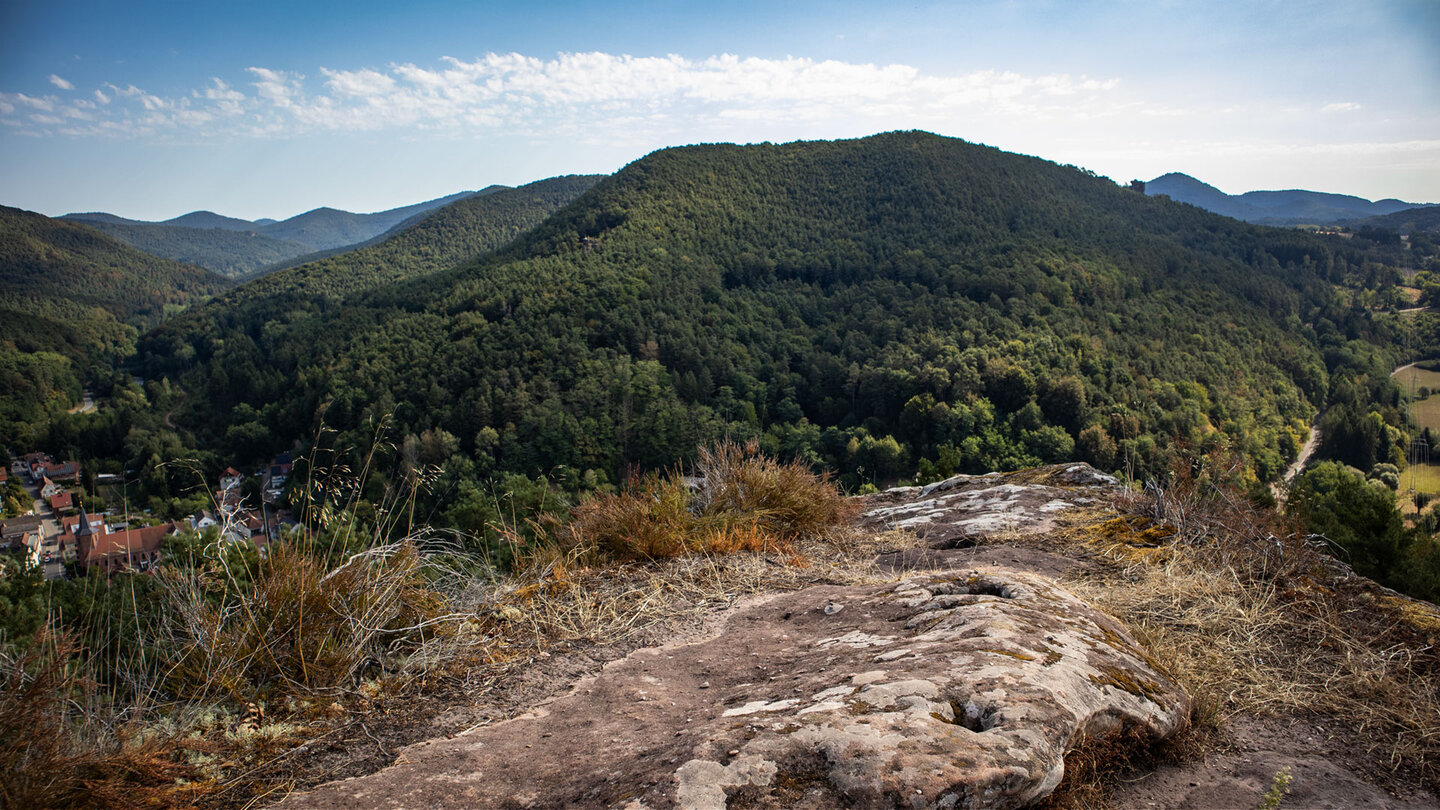 Vom Nesselbergfelsen reicht der Blick über Lug und den Wasgau