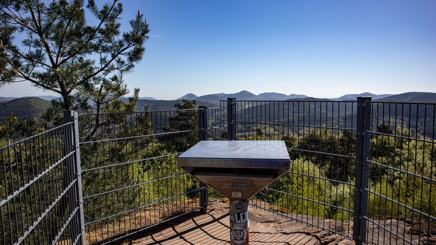 Aussichtsplattform auf dem Hühnerstein mit  360-Grad-Panorama über den Pfälzerwald.