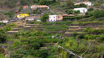 Die Siedlung La Laja liegt malerisch auf terrassierten Berghängen