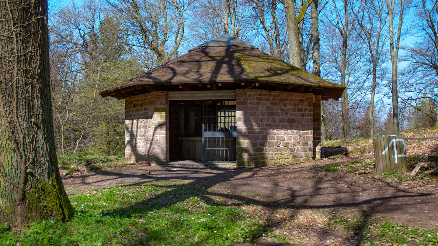 die Heidenloch-Schutzhütte auf dem Heiligenberg Heidenloch-Schutzhütte auf dem Heiligenberg