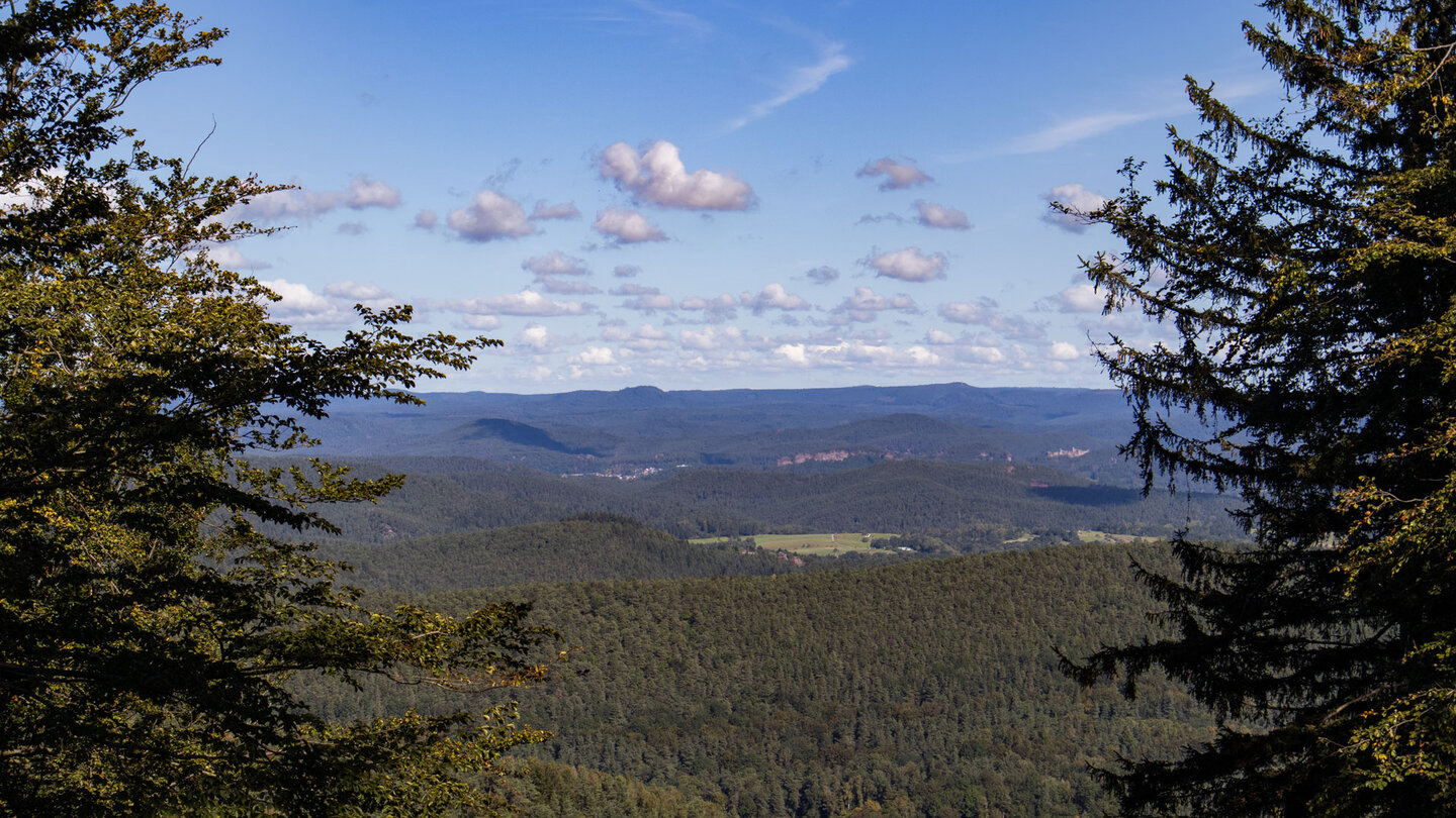 Ausblick vom Schlüsselfels bis zu den Dahner Burgen