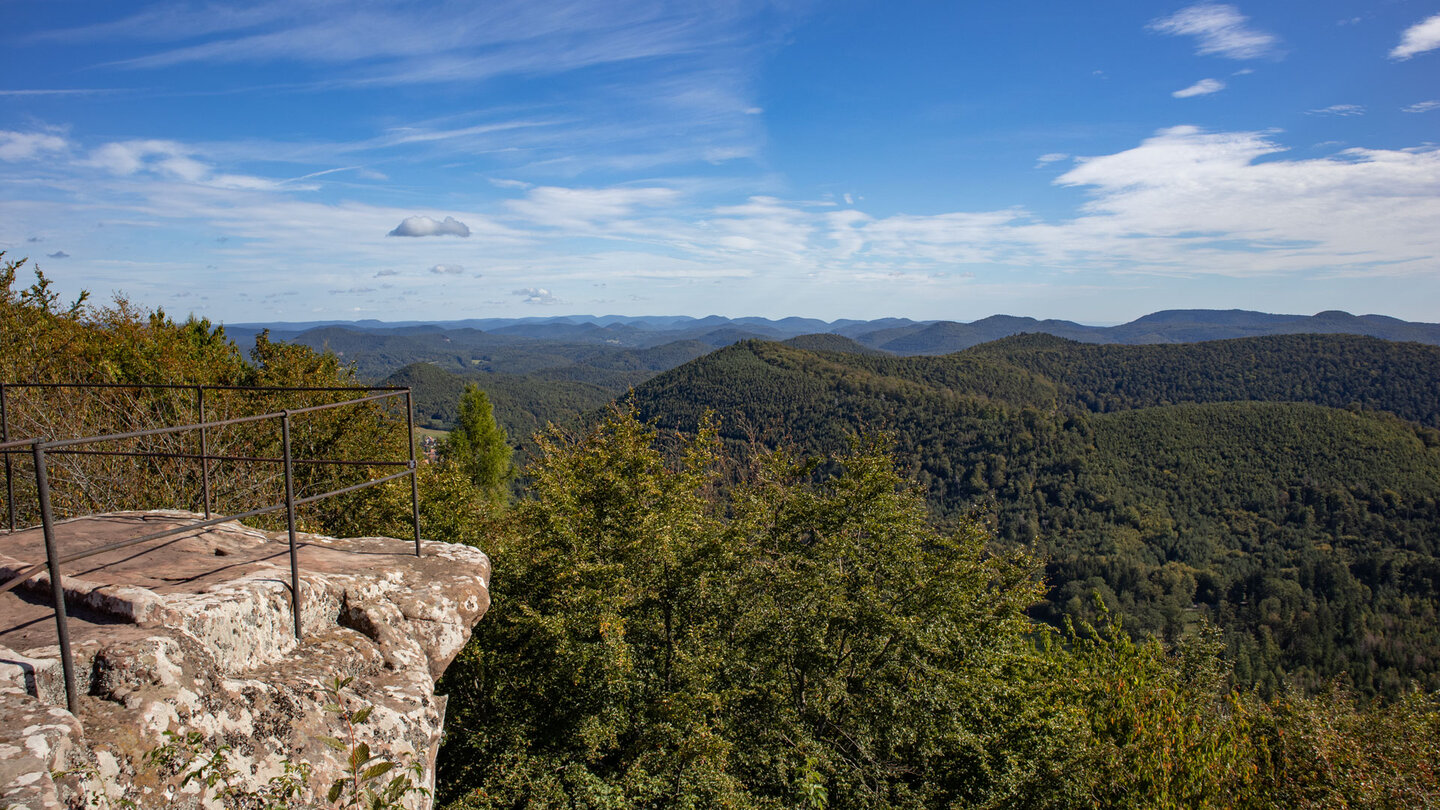 Blick von der Burgruine Lowenstein zum Pfälzer Wald