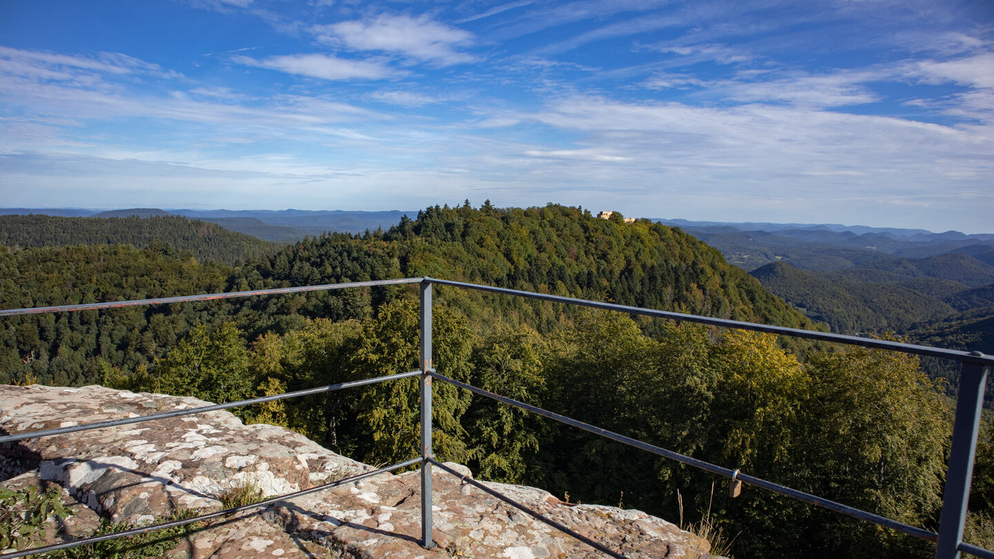 Blick von der Hohenbourg zur Wegelnburg Blick von der Hohenbourg zur Wegelnburg