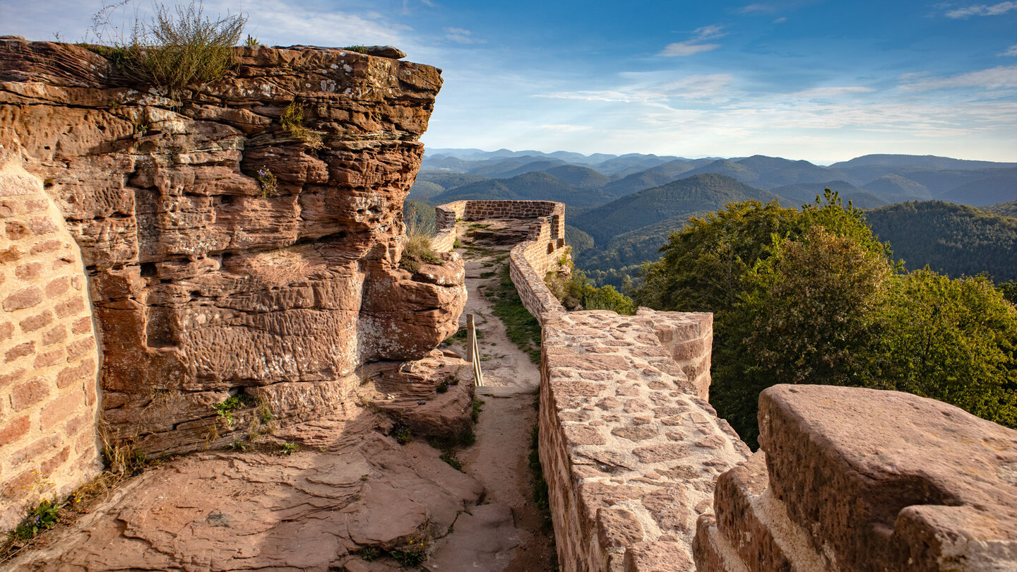 Blick über die Wegelnburg zum Pfälzer Wald