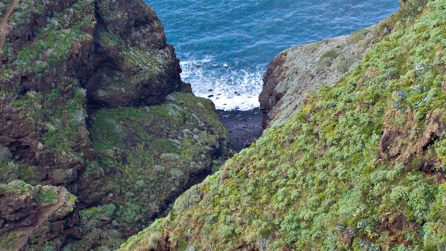 die Mündung der Fagundo-Schlucht zum Meer