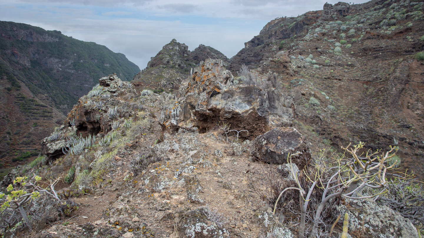 felsiger Wanderpfad auf dem Berggrat felsiger Wanderpfad