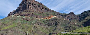 aus der Ferne ist die türkise Färbung der Felsformation Los Azulejos auf Gran Canaria schon zu sehen