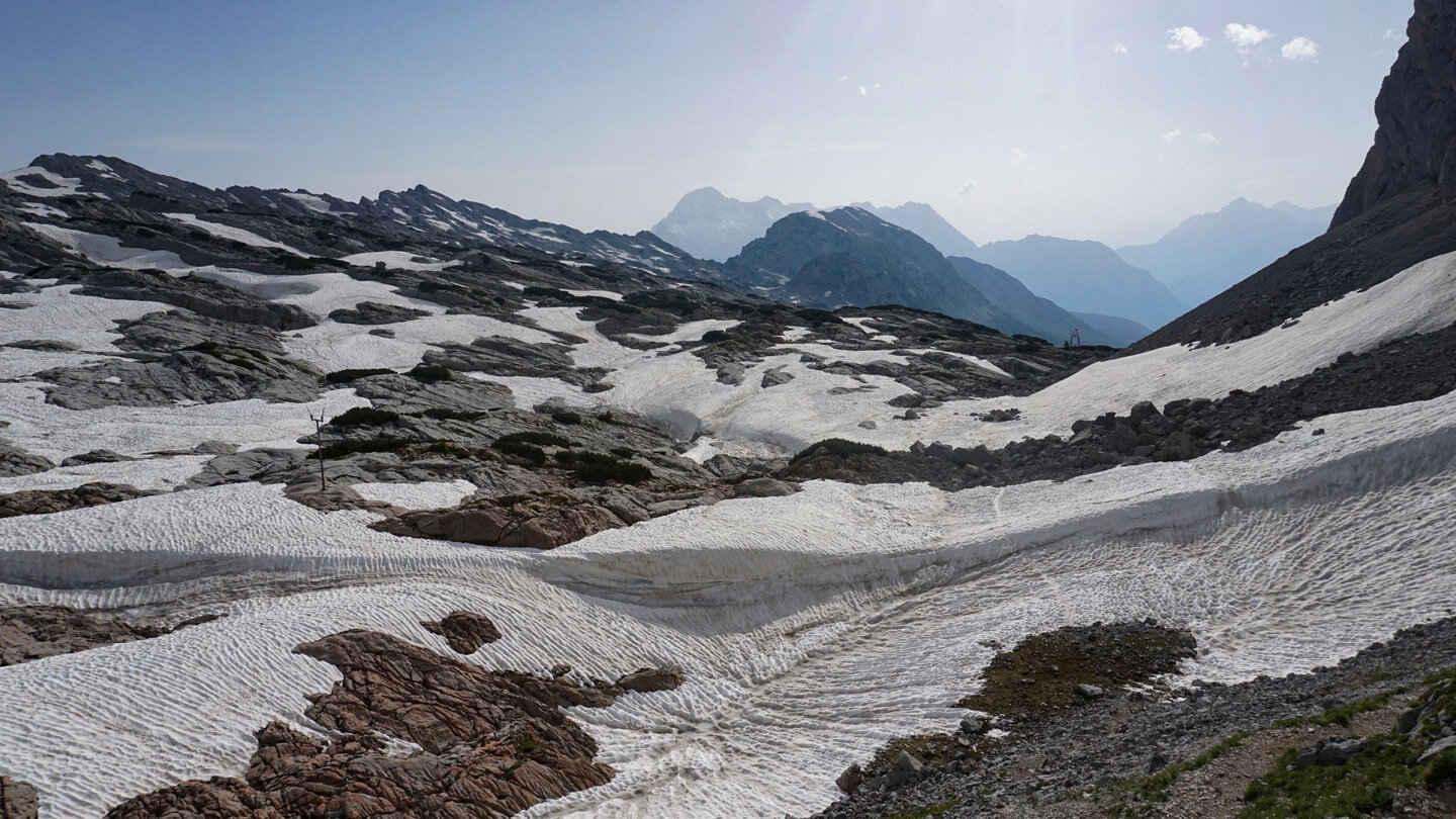 strahlender Sonnenschein über den Altschneefeldern oberhalb 2000 Metern strahlender Sonnenschein an den Altschneefeldern oberhalb 2000 Metern