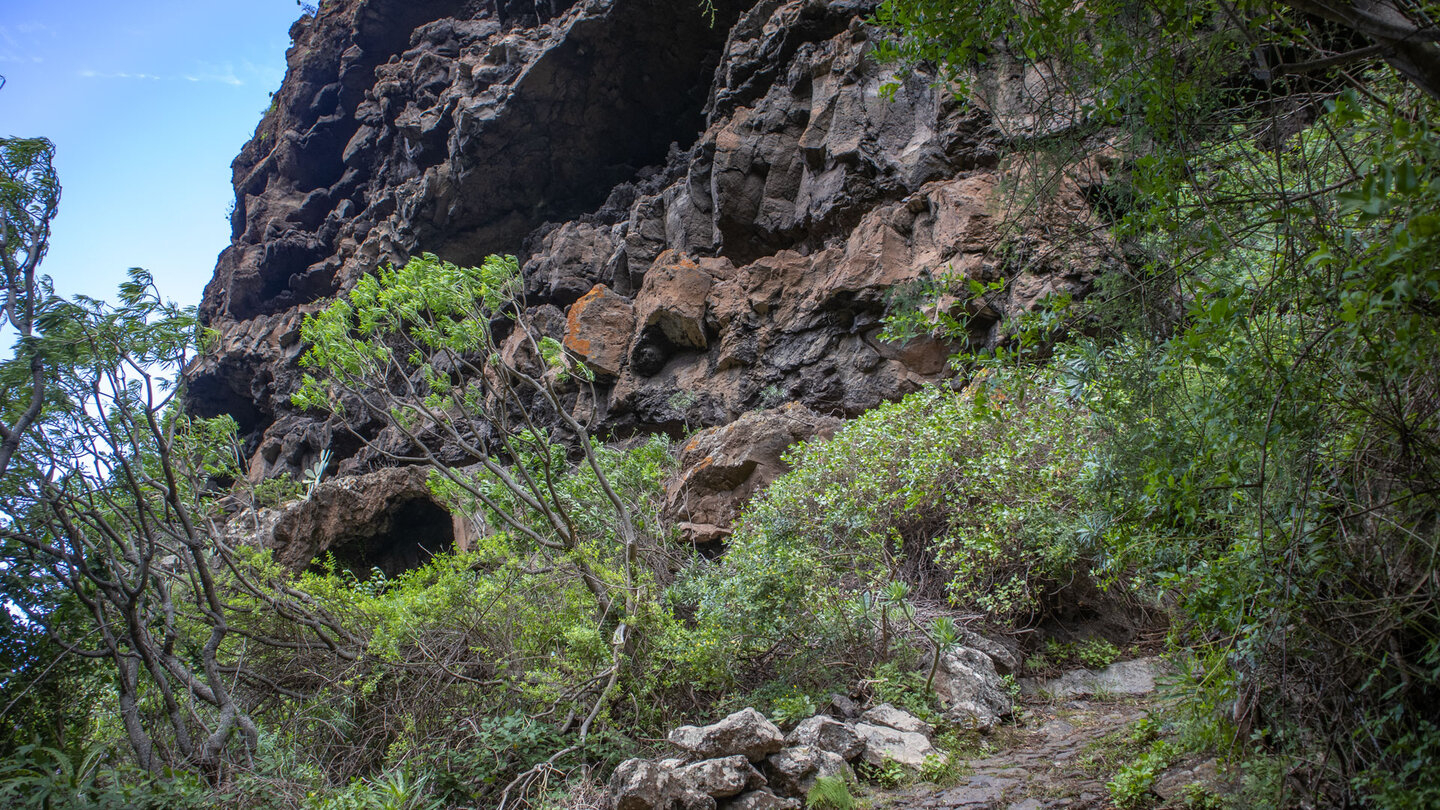 zerklüftete Felswände am Camino de las Cuevas Negras