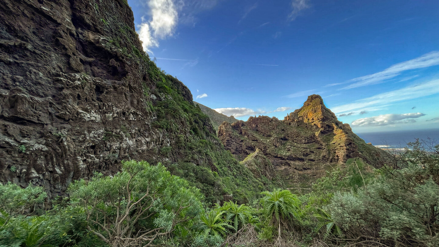 Ausblick auf den markanten Roque las Moradas vom Wanderweg Ausblick auf den markanten Roque las Moradas vom Wanderweg