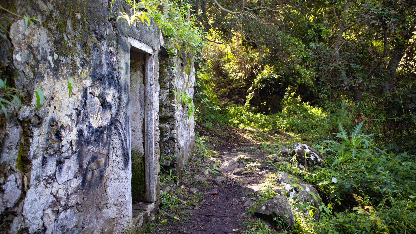 Wanderpfad an den verlassenen Häusern der Siedlung Cuevas Negras