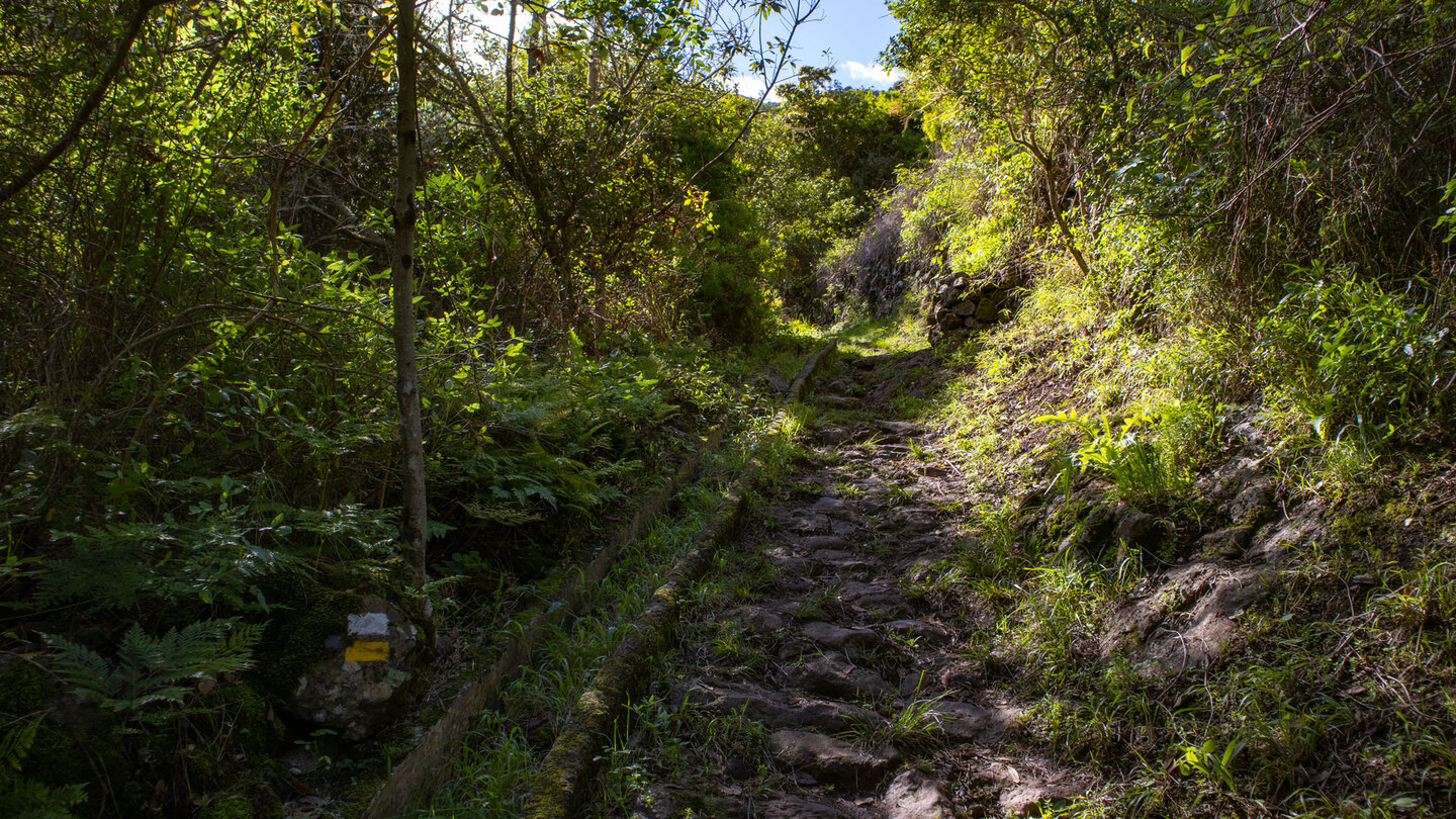 der Wanderweg verläuft auf einem alten Handelsweg neben einem stillgelegtem Wasserkanal