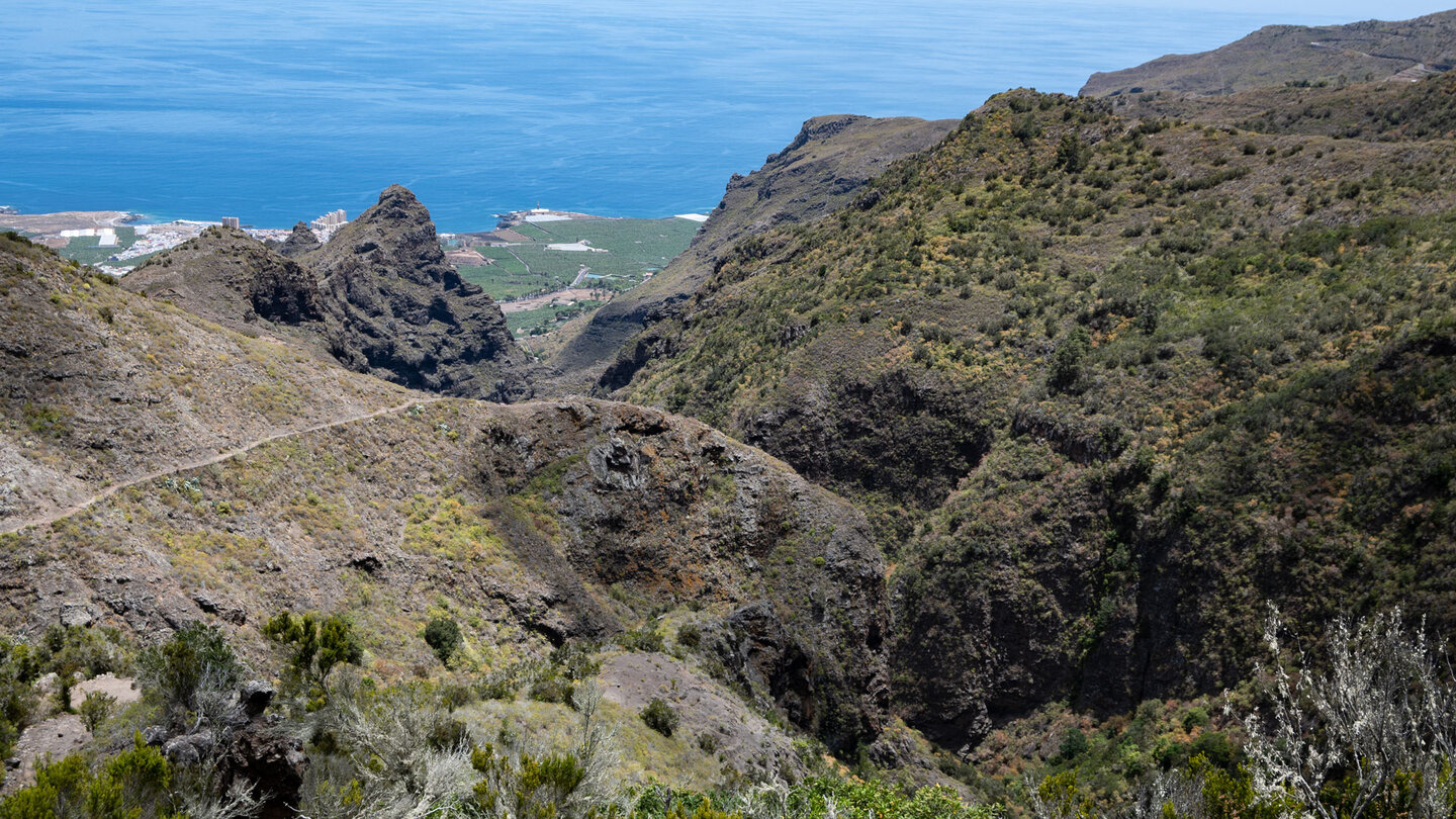 Blick auf den Roque Las Moradas am Ausgang der eingekerbten Schlucht Blick auf den Roque Las Moradas am Ausgang der eingekerbten Schlucht