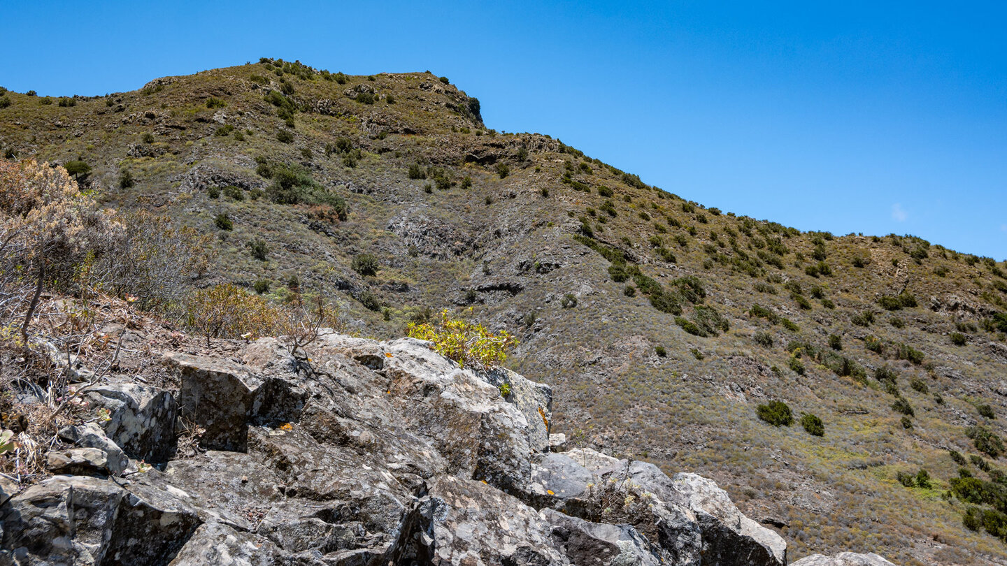 Felsformationen vor dem rauen Bergkamm im Teno-Gebirge
