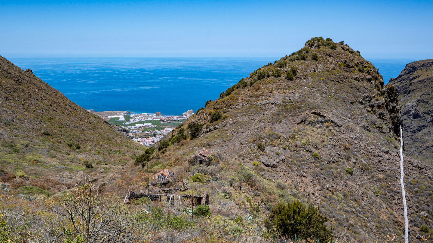 Blick über die Ruinen des Weilers Las Moradas auf die Küste