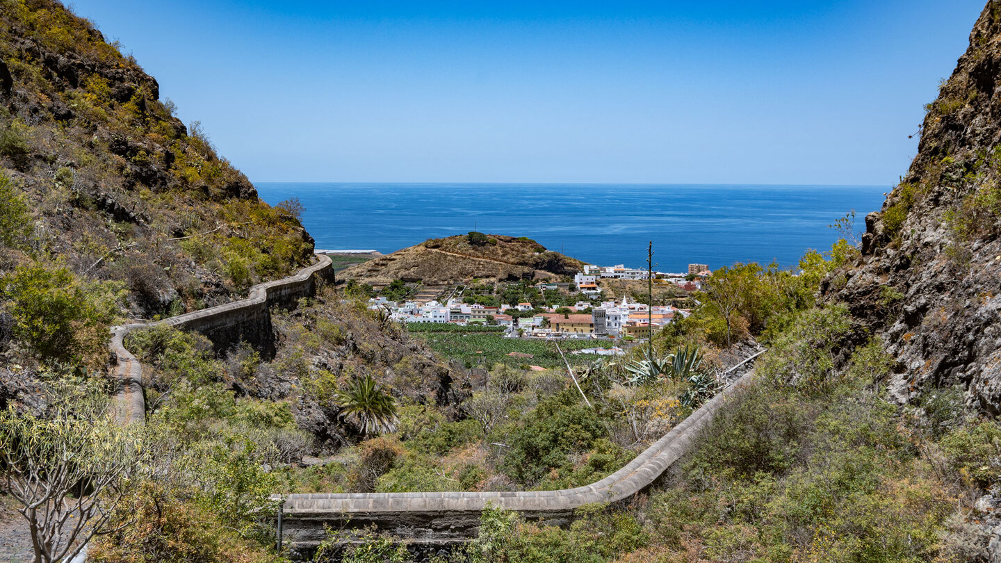 Blick durch die Schlucht Barranco de las Moradas auf Los Silos mit dem Montaña Aregume