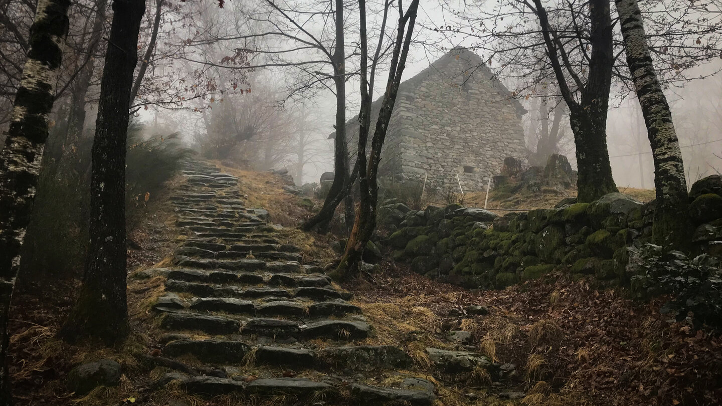 traumhafte Wanderroute orbei an alten Steinsiedlungen im Tessin traumhafte Wanderroute im Tessin