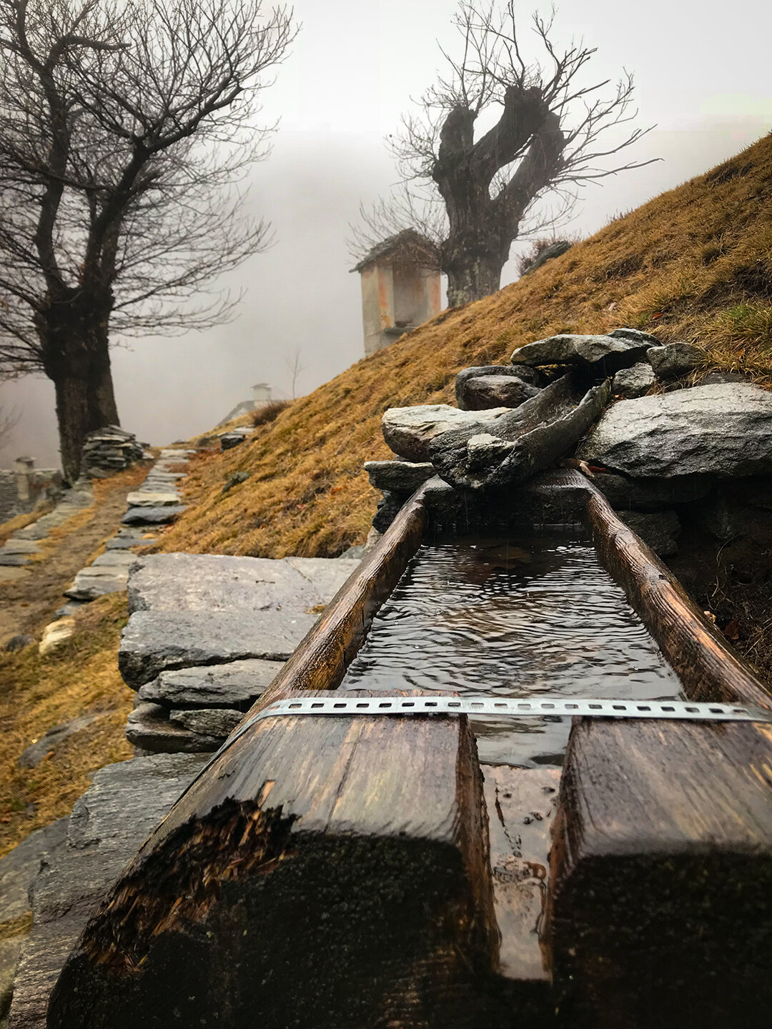 traditioneller Holzbrunnen am Wanderweg Holzbrunnen am Wanderweg