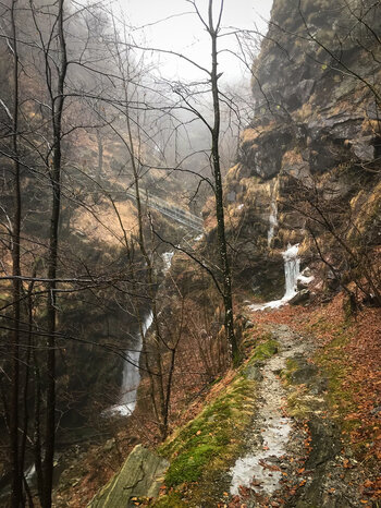 vereister Wasserfall am Wanderweg