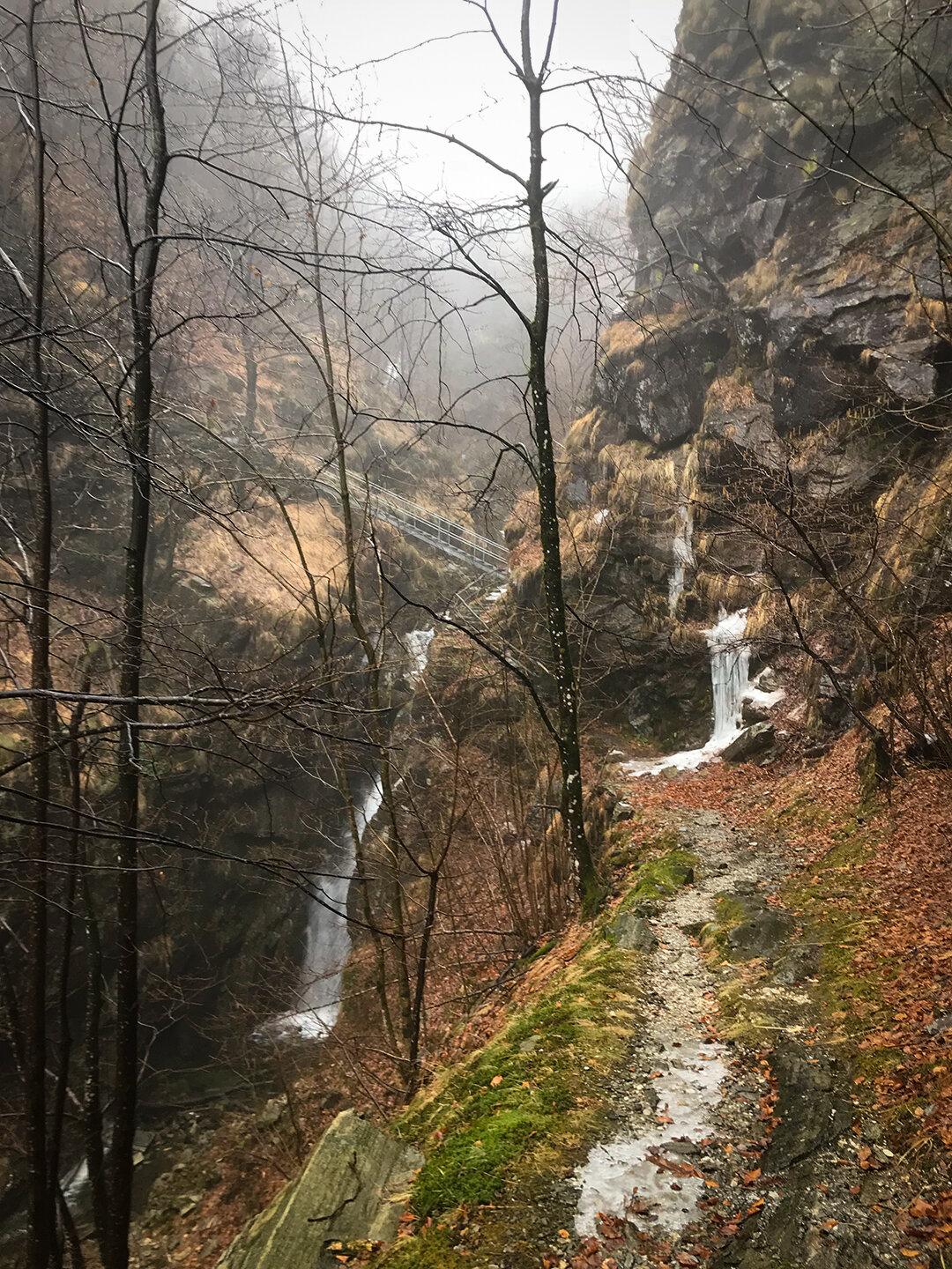 ein vereister Wasserfall am Wanderweg vereister Wasserfall am Wanderweg