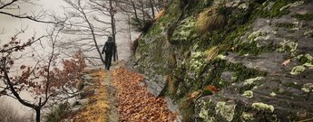 Wanderpfad entlang der Felsen