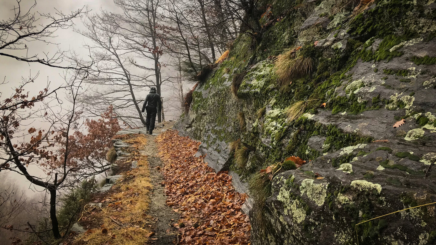 ein Wanderweg entlang der Felsen Wanderpfad entlang der Felsen