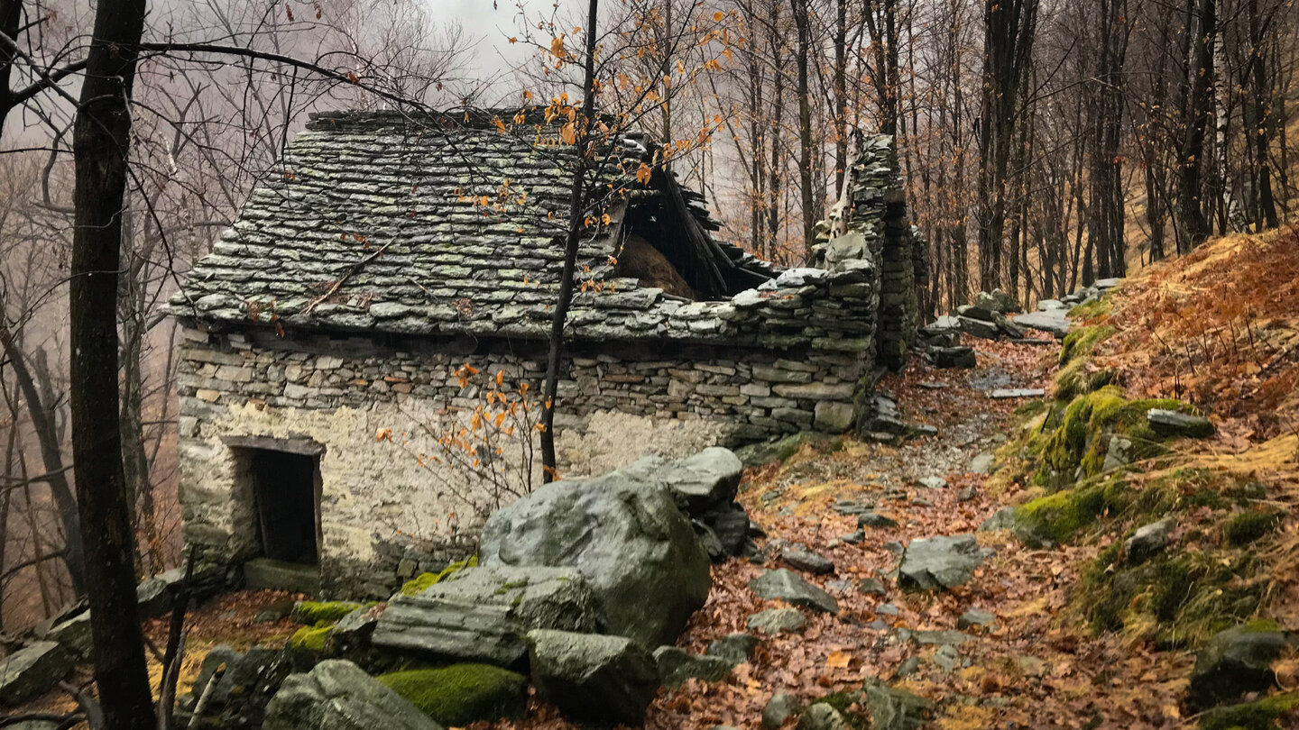 Ruine eines traditionellen Steinhauses im Tessin Ruine eines Steinhauses im Tessin