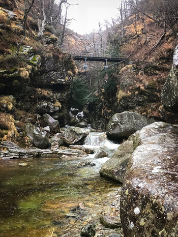 Brücke zwischen Felsen am Riale del Salto