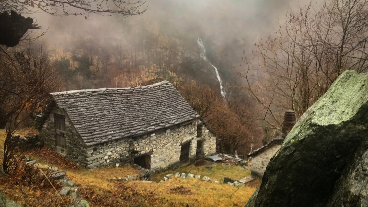 Wasserfall hinter einer alten Steinsiedlung im Valle del Salto Wasserfall hinter einer alten Steinsiedlung im Valle del Salto