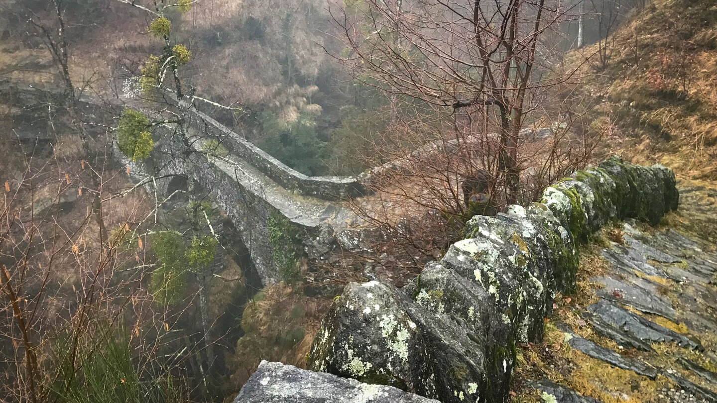 eine alte Steinbrücke führt über die Schlucht auf die andere Talseite alte Steinbrücke über die Schlucht