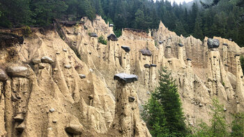 steinerne Hüte der Erdpyramiden bei Platten