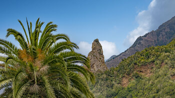 Blick auf die Felsnadel Espigón de Ibosa von der Ruta 11