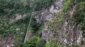 der Wasserfall fällt über die Steilwand in die Tiefe