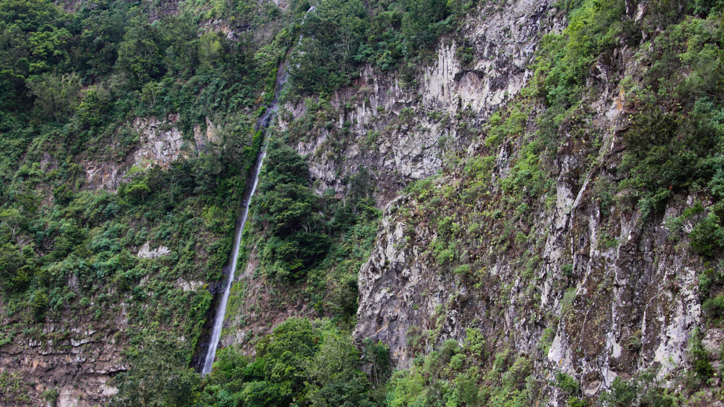 der Wasserfall fällt über die Steilwand in die Tiefe