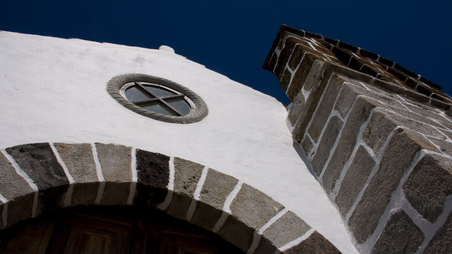 der Portalbogen und der kleine Glockenturm der Kirche Virgen de la Candelaria in Chipude auf La Gomera