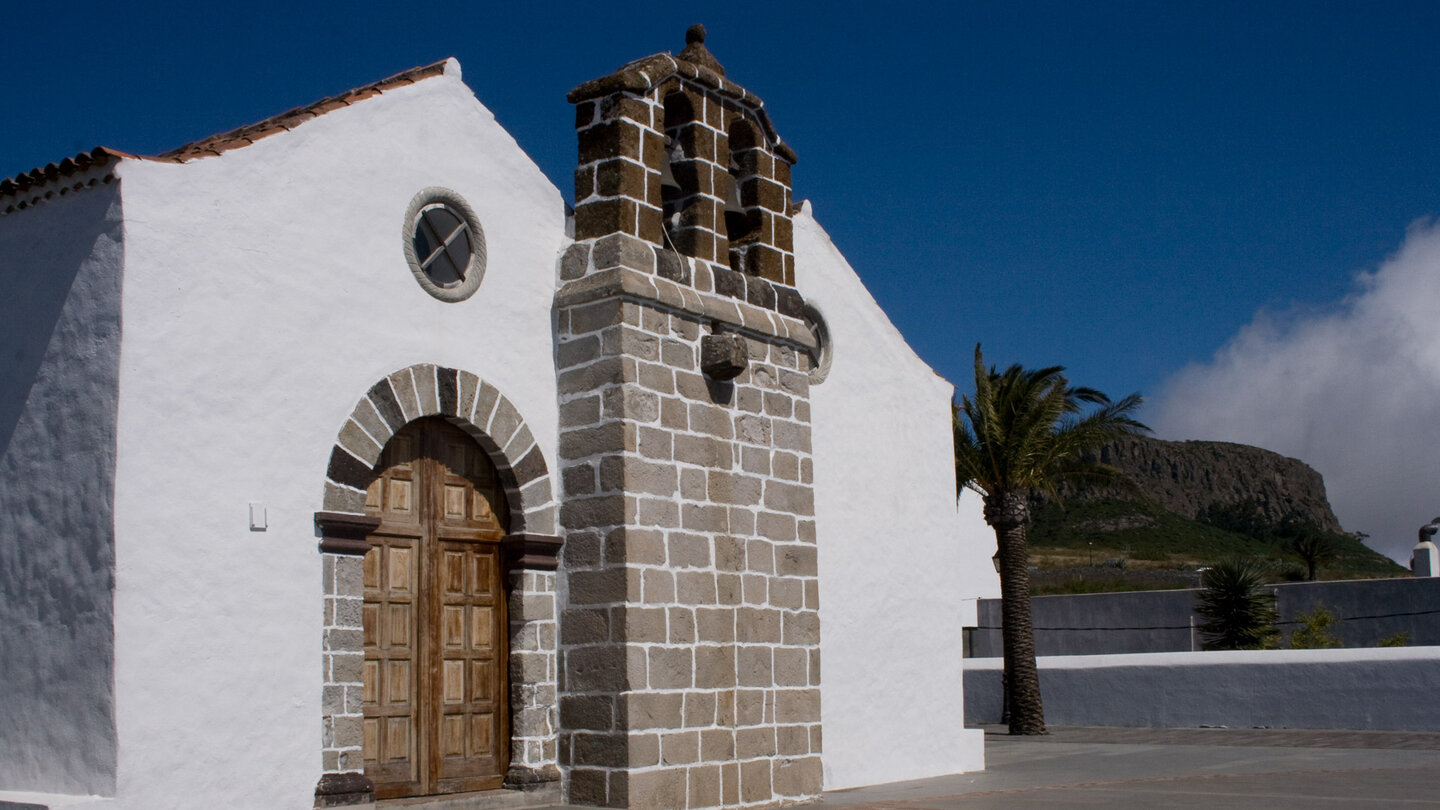 im Zentrum liegt die Kirche Virgen de la Candelaria in Chipude auf La Gomera im Zentrum liegt die Kirche Virgen de la Candelaria in Chipude auf La Gomera