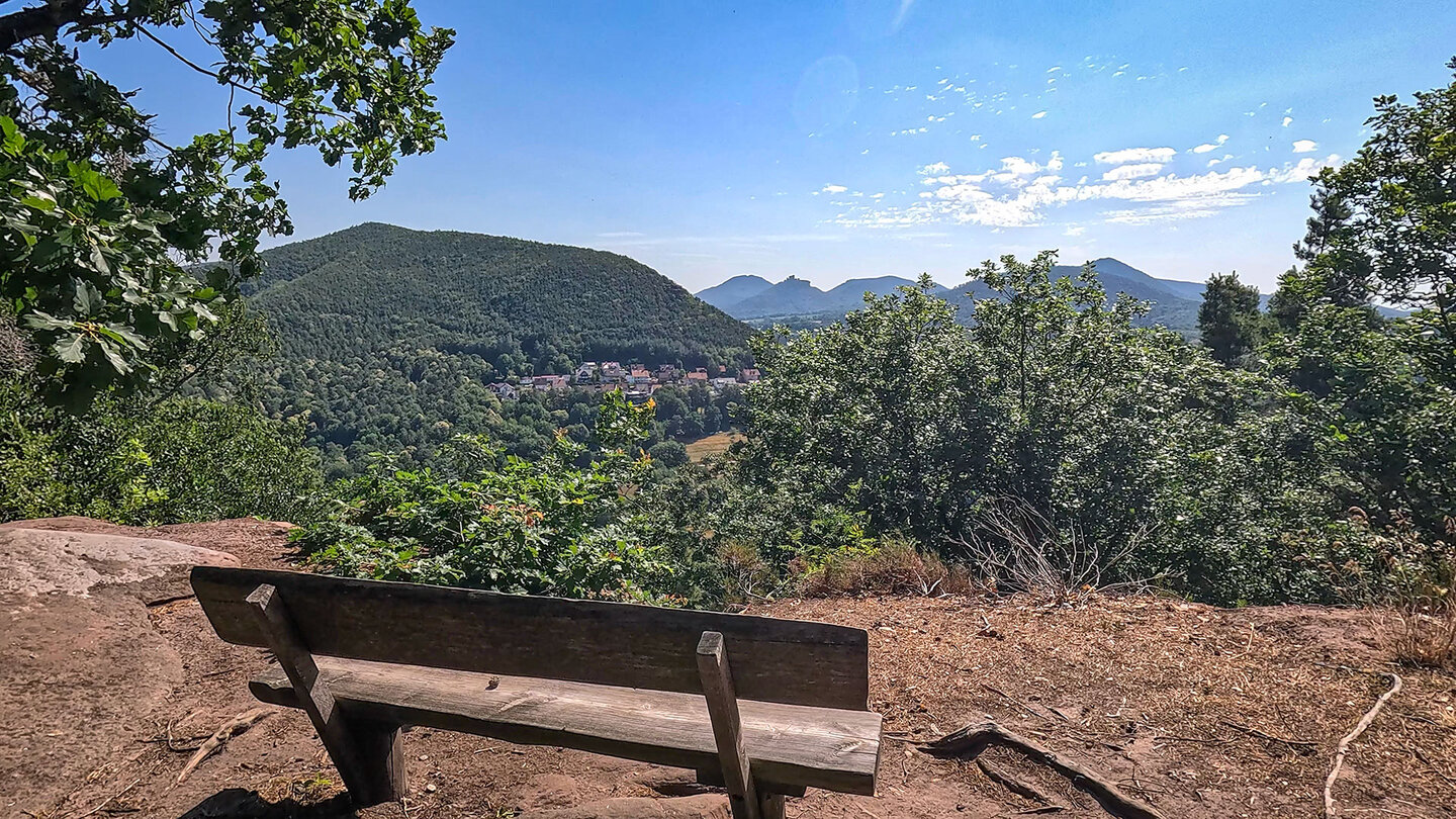 Aussichtspunkt am Runden Hut mit Blick auf die Burg Trifels
