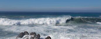 von Brandung umtoste Felsen bei Los Hervideros im Naturpark Los Volcanes auf Lanzarote