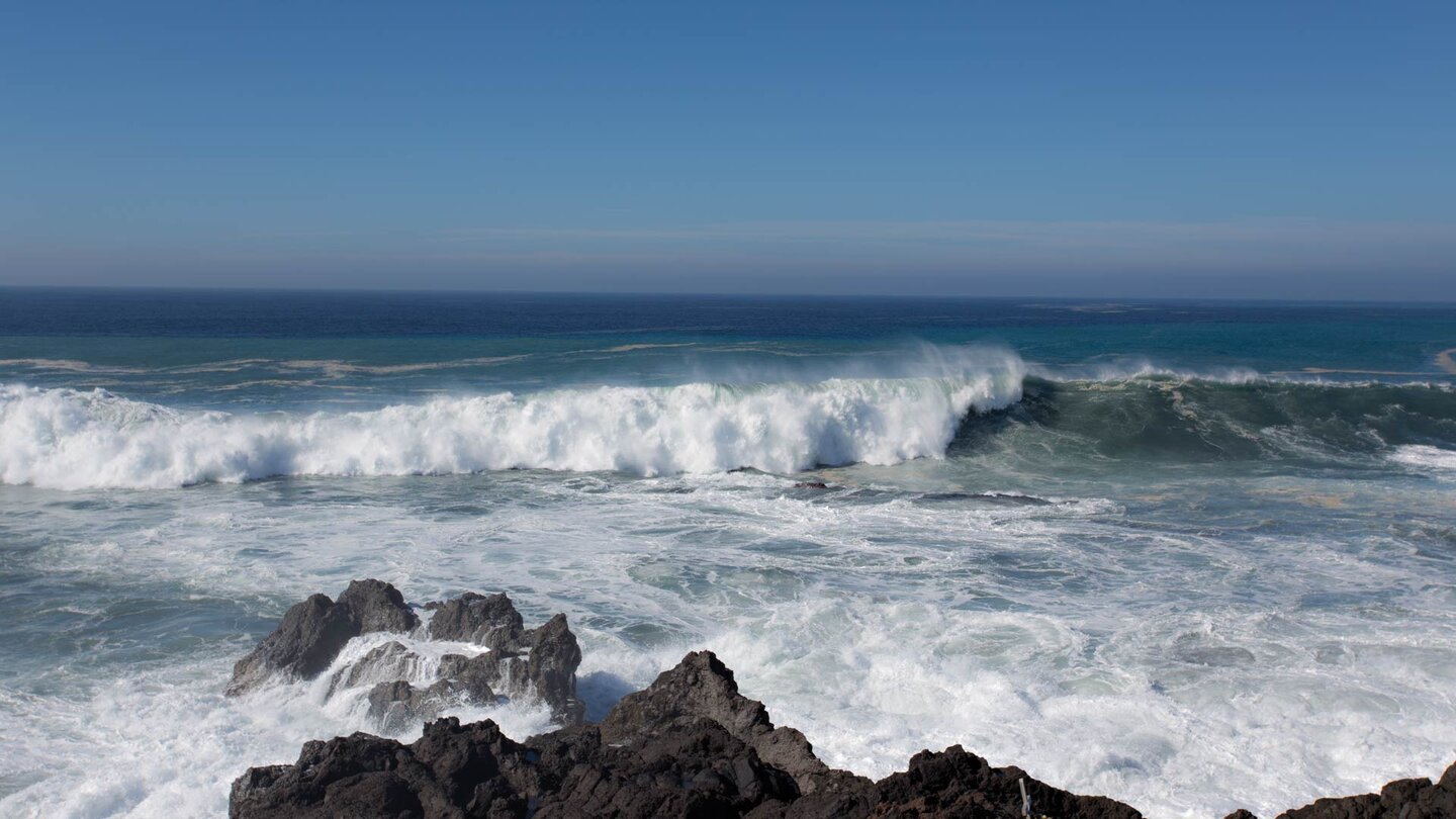 von Brandung umtoste Felsen bei Los Hervideros im Naturpark Los Volcanes auf Lanzarote