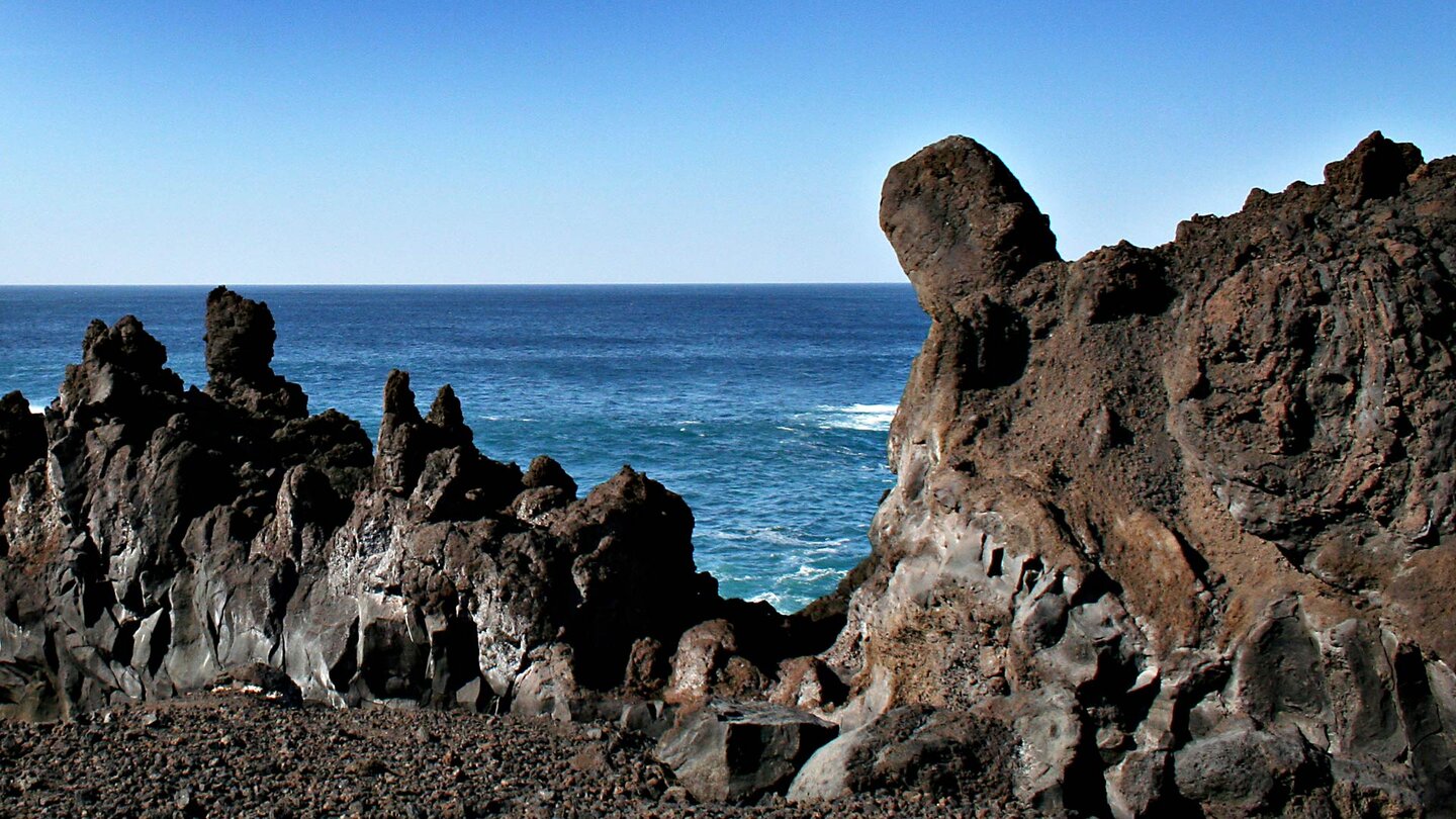 die Los Hervideros genannten Lavaformationen im Naturpark Los Volcanes auf Lanzarote