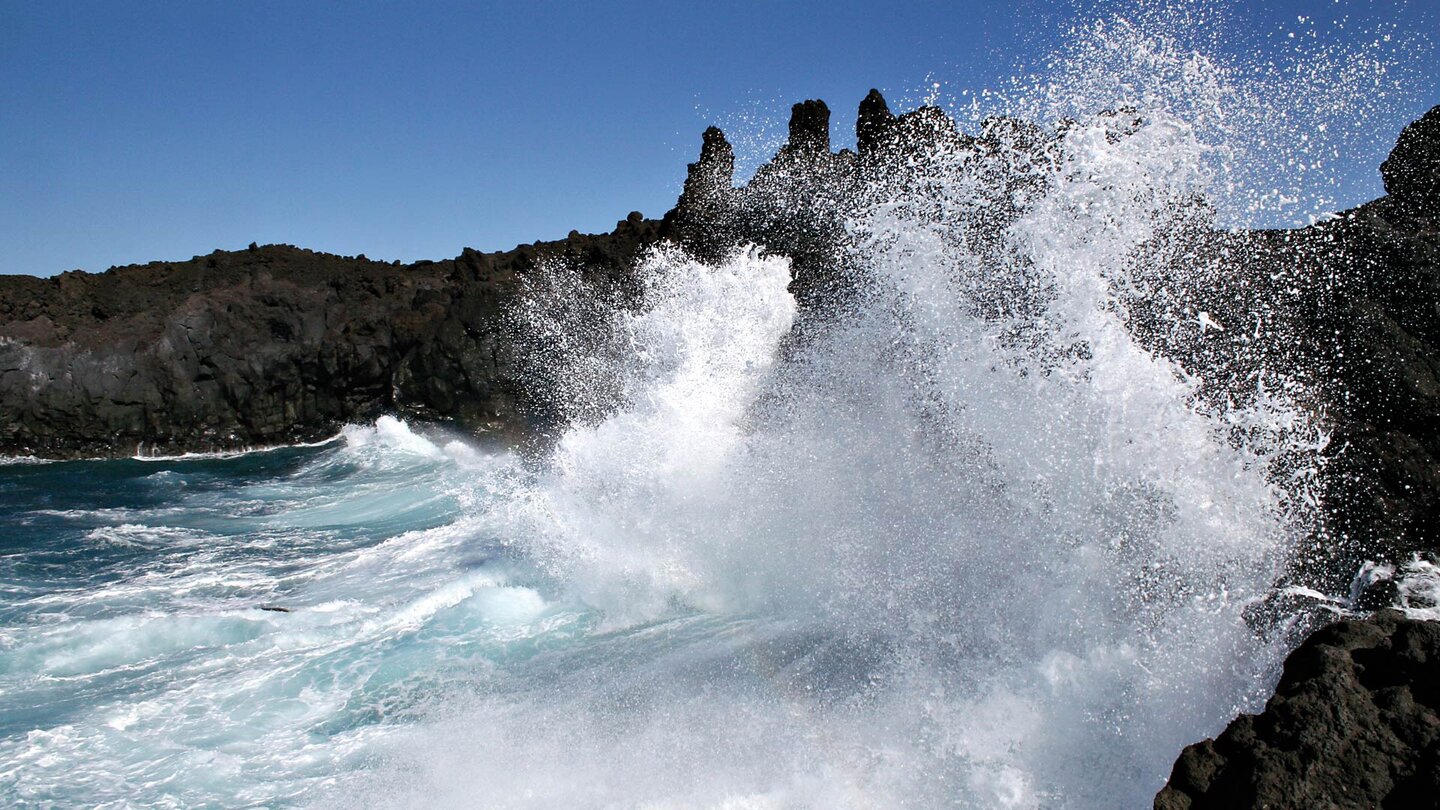 die spektakuläre Brandung auf die Los Hervideros Naturpark Los Volcanes auf Lanzarote