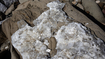 Salzkristalle am Felsenstrand